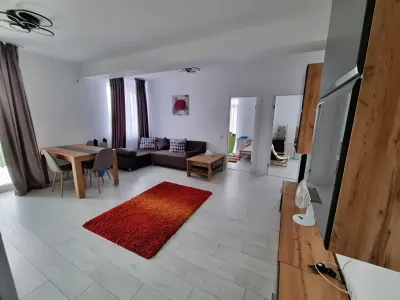 Living apartament de inchiriere Sector 2 Bucuresti covor rosu